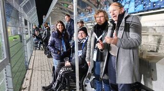 Oberbürgermeister Christian Specht und Stadion-Projektleiterin Christina Lepold verfolgen das Spiel gegen Aue von den Behindertenplätzen.