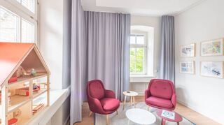 Möglichst niederschwellig und in Wohlfühl-Atmosphäre können Kinder von ihren Erfahrungen erzählen, ohne dabei vor Gericht zu stehen.