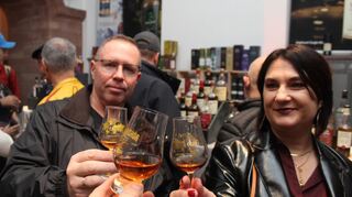 Michael und Tünde Bayer aus Viernheim entdecken das „Wasser des Lebens“ für sich. Er mag es mild, sie will es torfig.