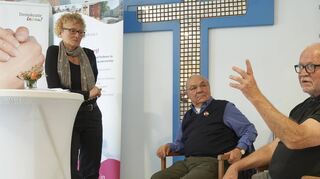 Im Gespräch mit Elke Kreß von der Hessischen Landesfachstelle LSBT* im Alter: Die beiden Senioren Dimitrios (l.) und Hans-Peter sprechen über ihre sexuelle Orientierung und das Leiden an Ausgrenzung.