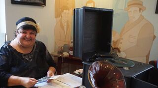 Die goldenen 20er waren von gesellschaftlichen und politischen Umbrüchen geprägt. Birgit Käser beim Gramophon-Abend im Museum Viernheim.