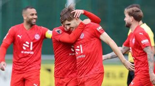 VfR-Angreifer Pasqual Pander lässt sich hier für seinen wichtigen Treffer zum 2:0 beglückwünschen. Am Ende gewannen die Rasenspieler mit 3:1.