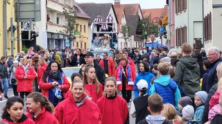 Trotz kühler Witterung volle Straßen beim Festumzug durch Heddesheim