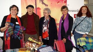 Wärmendes Kunsthandwerk für die kalte Jahreszeit präsentierten Hildegund Wagner (l.) und Claudia Fritsche (2.v.r.) bei der 15. inselArt in Ilvesheim.