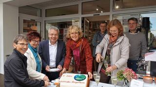 Rita Lueling (l.), Bürgermeister Gottfried Störmer (3. v. l.) und Susanne Braun (4. v. l.) präsentieren die Torte zum Jubiläum.
