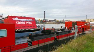 Im Mühlauhafen liegt die „Mobile Übungslage Binnengewässer“ (MÜB), ein umgebautes Tankschiff, wo die Übung unter anderem stattfinden wird.