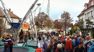 Immer umlagert: Bungee Trampolin, eines der beliebtesten Schausteller-Geschäfte auf der Hauptstraße.