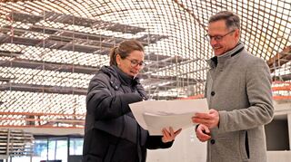 Das riesige Gerüst ist die Basis der Sanierung des Dachs: Projektleiterin Belinda Otremba mit Bürgermeister Ralf Eisenhauer bei der Begehung.