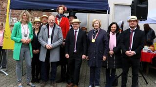Die Ordensträger und die Kerwefreunde auf dem Kirchplatz (vorne v.l.): Antje Geiter, Oberbürgermeister Christian Specht und Stadträtin Marianne Seitz (4. v.l.).