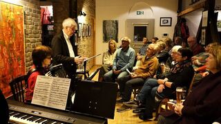 Ju-Hee Oh, Elena Haag und Friedrich Hackstein (v. l.) bei ihrem Auftritt in Hummels Scheier-Galerie.