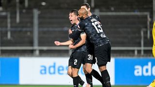 Mannheimer Jubel im Stadion "Rote Erde" nach Sascha Voelckes entscheidendem 1:0 beim BVB II.