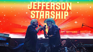 Urgestein David Freiberg und Frontfrau Cathy Richardson singen die Hits von Jefferson Airplane und Starship. Bild: Bernhard Zinke