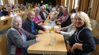 Am Sonntag um die Mittagszeit war die Friedrichsfelder Turnhalle voll besetzt. Auch der Turnverein beteiligte sich nach einigen Jahren wieder mit einem eigenen Angebot am Kerwegeschehen.