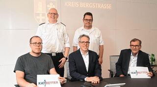 Jan Freitag, Markus Stracke, Landrat Engelhardt, Jörg Oberkinkhaus und Bernd Berg ziehen eine Zwischenbilanz zum Einsatz der App Kat-Retter.