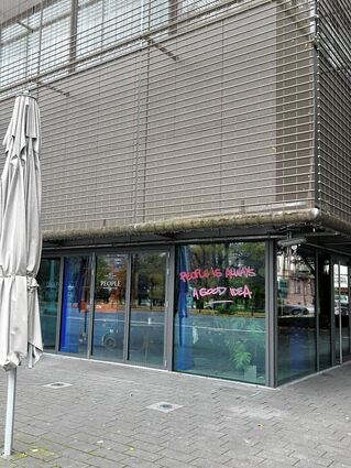 An der Tür erkennt man schon die Neuerung und auch an der Scheibe: Das Luxx Mannheim ist Geschichte, das People eröffnet in der Kunsthalle.