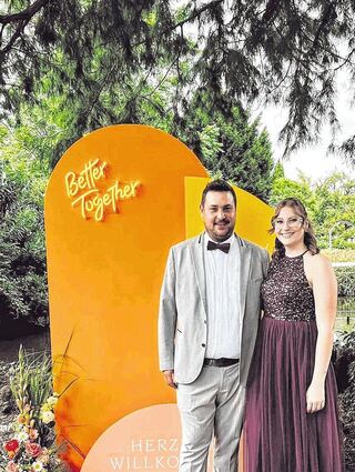 Als Kerwepaar 2024 werden Elias Lauzi und Nina Reischert die feine Abendgarderobe mit traditioneller Zimmermannskluft und Dirndl tauschen.