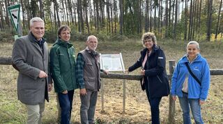 Matthias Steffan (v.l.), Daniel Raddatz, Frank Nürnberg, Sylvia M. Felder und Cindy Baumann neben dem ersten der fünf Themenschilder im Gebiet.