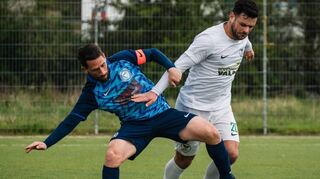 Voller Einsatz: FVB-Kapitän Dennis De Sousa Barba (links) erkämpft sich hier in der vergangenen Saison den Ball gegen Bürstadts Vassilios Theodorou.