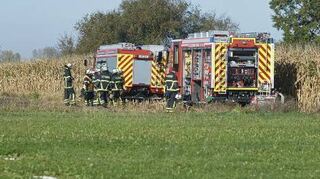 Die Feuerwehr behält das Maisfeld an der Landebahn im Blick.
