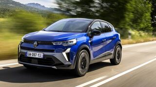Der Captur präsentiert sich in der neuen Designsprache von Renault. Wie eine Welle wandert auf dem Grill ein reliefartiges Muster von der Raute in der Mitte nach außen zu den Scheinwerfern.