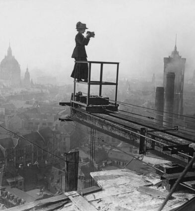 Teil der Ausstellung ist die Fotografin über den Dächern von Berlin – vermutlich um 1910 entstanden.