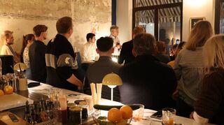 Christoph Spengel (mit Mikrofon) verknüpfte sein Spezialgebiet Cum-Ex mit Bar-Atmosphäre.