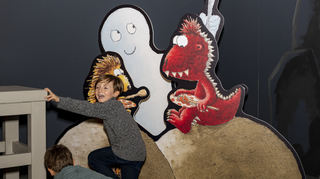 Die Jungs Anton, grauer Pullover, und Jonah, grüner Pullover, sind begeistert und spielen gerne in der Ausstellung.