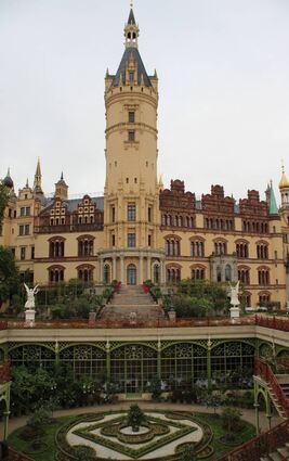 Das Schloss, hier zur Seeseite hin mit der Orangerie.