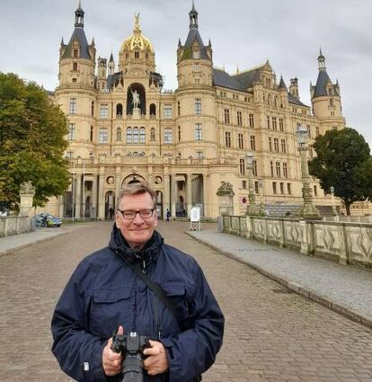 Besuch vor Ort: Autor Konstantin Groß am Schloss von Schwerin.