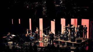 Das Silent Explosion Orchestra feat. Ian Shaw führen die Toto-Klassiker mit neuer Jazz-Interpretation auf.