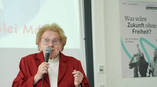 Spricht auch mit 95 Jahren und im Stehen noch an Schulen, hier am Moll, um Jugendliche vor Diktatur und Rechtsextremismus zu warnen: Karla Spagerer.