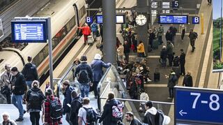 Nicht nur der Zugverkehr läuft bei der Bahn chaotisch ab. Auch das Ticketsystem funktioniert nicht gut, kritisiert die Verbraucherzentrale.