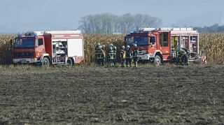 Gegen 11 Uhr war am Dienstag auf einem Areal in Bürstadt direkt nach dem Start ein Ultraleicht-Hubschrauber auf ein angrenzende Maisfeld gestürzt.