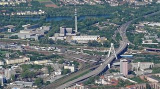 Die Brücke soll künftig die breiten Gleisanlagen zwischen Hochschule (links neben Postgelände mit Funkturm) und Hauptbahnhof (Pylon) überqueren.