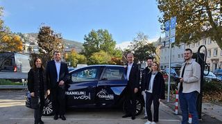 Bürgermeister Christoph Oeldorf (2. v.l.) hat mit Vertretern von MVV und der Stadt die Ladesäulen und das Carsharing-Angebot in Betrieb genommen.