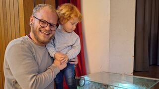 Ehrfürchtiger Blick ins Terrarium: Vater Nicolas mit Paik. Zur Ausstellung waren besonders viele Familien gekommen.