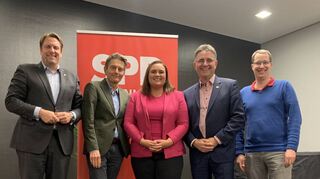 Gruppenbild mit Dame: Die SPD-Genossen Boris Weirauch (v.l.), Bundestagsfraktionschef Rolf Mützenich, Stefan Fulst-Blei und Sascha Brüning stehen Isabel Cademartori in der Mannheimer Abendakademie in jeder Hinsicht zur Seite.