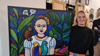 Dunkel umrandete Flächen verstärken die Kontraste zusätzlich. Die Künstlerin Ruth Schuh neben einem ihrer Bilder in der Galerie Bild und Rahmen.