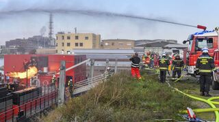 Wiener Feuerwehrleute und DLRG im Einsatz auf und an der „MÜB“, der Mobilen Übungsanlage Binnengewässer im Mühlauhafen.