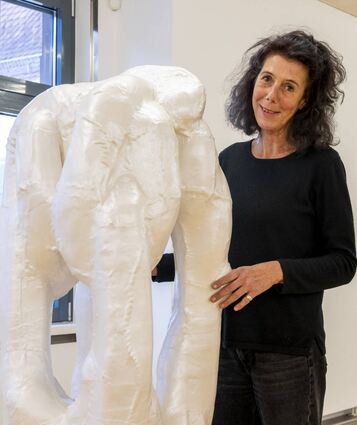 Künstlerin Frauke Wilken erläutert hier ihr Kunstwerk „Rendezvous“. „Auf leisen Sohlen“ heißt die Ausstellung, die bis Mitte Januar im Kulturhof zu sehen ist.