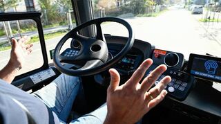 Tatsächlich, er fährt von ganz alleine: Der Sicherheitsfahrer, der stets an Bord ist, nimmt die Hände vom Steuer.