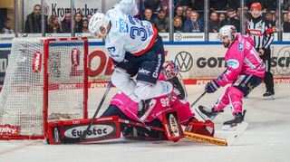 Markus Hännikäinen (weißes Trikot) scheitert in dieser Szene an Roosters-Torhüter Andreas Jenike.