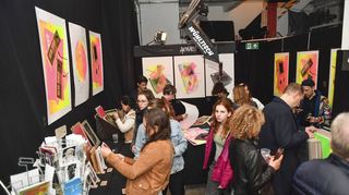 Auch Kunst ist Teil des Nachtwandels. Besucherinnen und Besucher stöbern in einer Galerie und gucken sie die Exponate an.