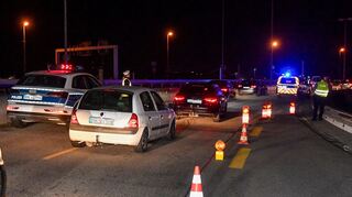 Zwölf Polizistinnen und Polizisten waren am Freitagabend auf der Kurt-Schumacher-Brücke im Einsatz.