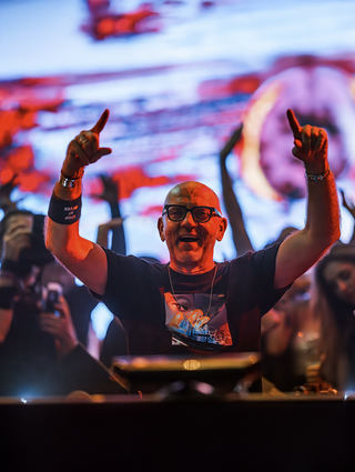 Sven Väth nimmt die Ovationen entgegen.