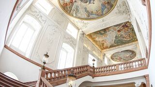 Im Foyer und in mehreren Räumen vom Schloss, die bei freiem Eintritt zugänglich sind, wird am Sonntag die Carl-Theodor-Gala gefeiert. Nur der Rittersaal wird noch saniert.