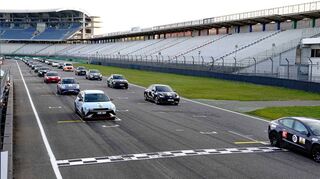 Am Abend startet das Rennen mit 32 Elektroautos. Nach 18 Stunden steht der Sieger fest. Das Auto der chinesischen Marke Xpeng hat insgesamt 216 Runden auf dem Ring geschafft.