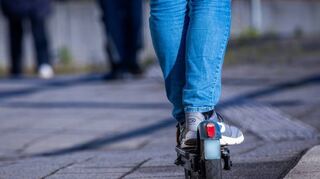 Seit 2019 gehören E-Scooter zum Heidelberger Stadtbild. Nun soll ihre Zahl reduziert werden. Weitere feste Abstellflächen sind vorgesehen.