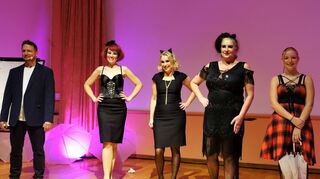 Zauberer Sven Köcher (von links) mit Sassy Em, Tänzerinnen der Frankfurt School of Burlesque und seiner Tochter Kalotta auf der Bühne im Lampertheimer Martin-Luther-Haus.