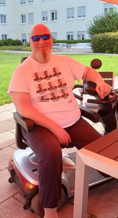 Michael Gangnus ist oft mit seinem Elektro-Rollstuhl unterwegs. Mithilfe seiner Prothese konnte er im Sommer auch wieder laufen.
